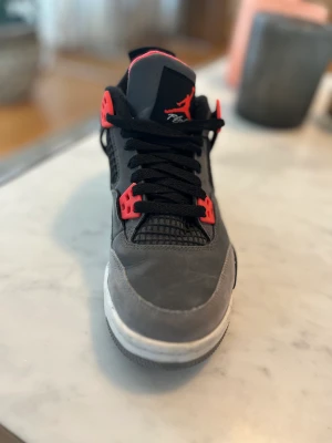 Jordan 4 - Har tröttnat på Jordans det är därför jag säljer dom. Skick 9/10