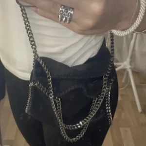 Stella McCartney liknande väska  - Lånad bild, kom privat så tar jag egna❣️brickan är lite rostig men inget som syns, man kan ju även ta bort den om man vill❗️