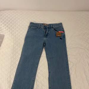 Helt nya oanvända burberry x supreme jeans i storlek 34. Vill bara bli av med de så lägger de under retail vilket e 500$ kan tänka mig ta 3000-3500kr för de