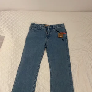 Burberry x Supreme jeans - Helt nya oanvända burberry x supreme jeans i storlek 34. Vill bara bli av med de så lägger de under retail vilket e 500$ kan tänka mig ta 3000-3500kr för de
