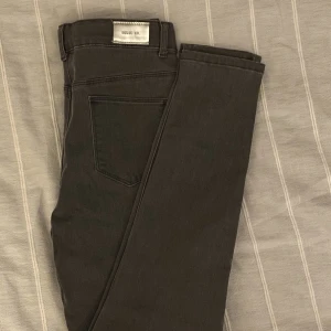Skinny jeans - Gråa skinny jeans i storlek 34. Helt nya med prislappen kvar. Stretchigt och skönt tyg så sitter perfekt! 