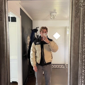 North Face Jacka - Tja! Säljer denna feta north face jackan då den inte längre kommer till användning. Använd under en vinter cirka men är i väldigt gott skick! Köpt på Zalando för ca 3800kr, tveka inte på att skriva om du har några frågor!🙌🏼