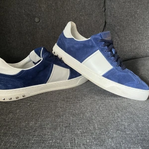 Valentino flycrews - Valentino flycrews  Size 42 sitter som 43 Skick 9/10 jätte fräscha  Inga spikar har lossnat  Pris 3999kr 
