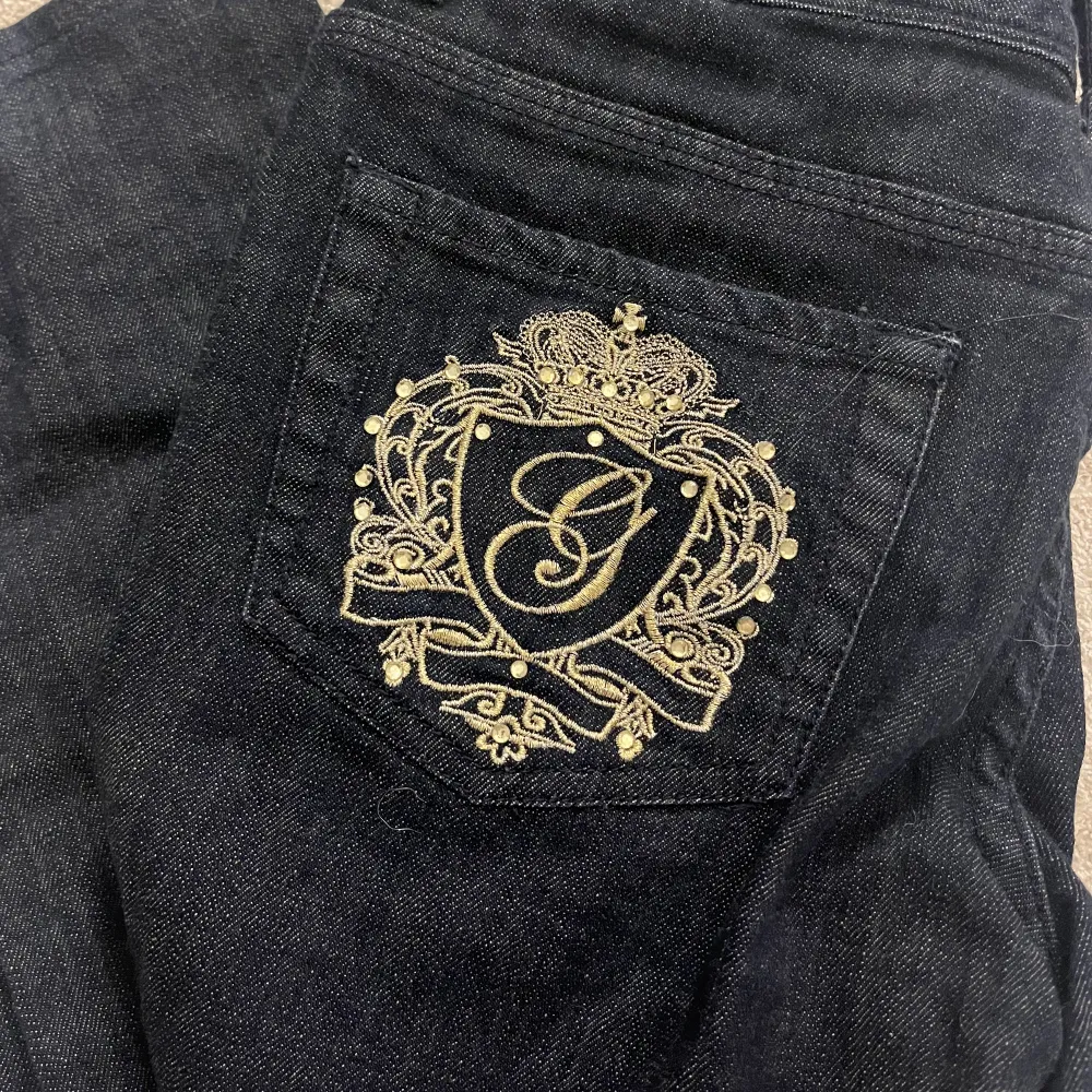 Skitsnygga jeans som tyvärr är för små. Knappen har ramlat av men går att sy fast igen. Använd gärna köp nu funktionen💕. Jeans & Byxor.