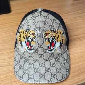 Gucci tiger keps - De är en riktigt fet Gucci keps som passar till alla plagg, inga skador som helt ny