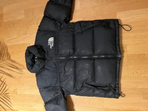 The North Face Puffer Jacket Retro 1996 Nuptse  - Hejj lägger ut en intressekoll på denna jackan från The North Face, den är köpt för Ca 1 år sedan och då köpte jag den för 3899kr. Den är i super bra skick och har inga skador. Ifall ni är intresserade eller har några frågor så är det bara att skriva i Dm