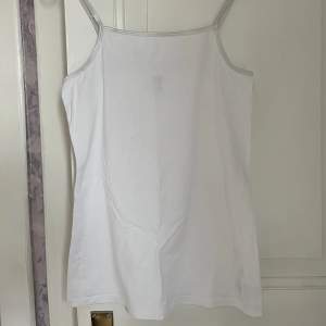 Basic vitt linne från HM. skön att ha på sig men ganska genomskinlig. Säljer 2 för 30!!