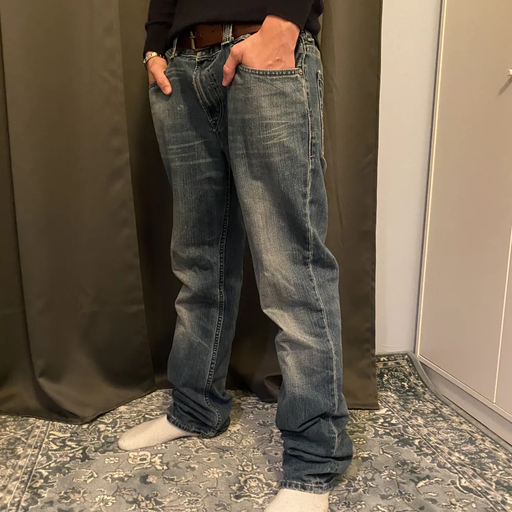 Snygga levis jeans, med snygg tvätt. Har en baggy/ straight aktig passform, sitter lite långt på mig som är 180cm. Byxorna är i bra skick, vid ytterligare frågor hör av er!. Jeans & Byxor.