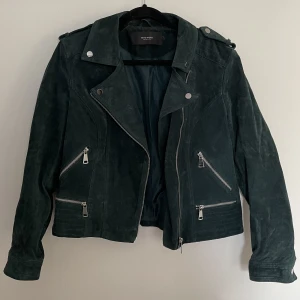 Mörkgrön mockajacka  - En jättefin mockajacka i en mörkgrön färg från Vero Moda. Äkta mocka, använd vid ett fåtal tillfällen men inget som syns. 