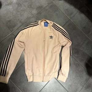 Fin rosa tröja - Rosa tröja med zip. I toppskick och xs men passar även s😊 