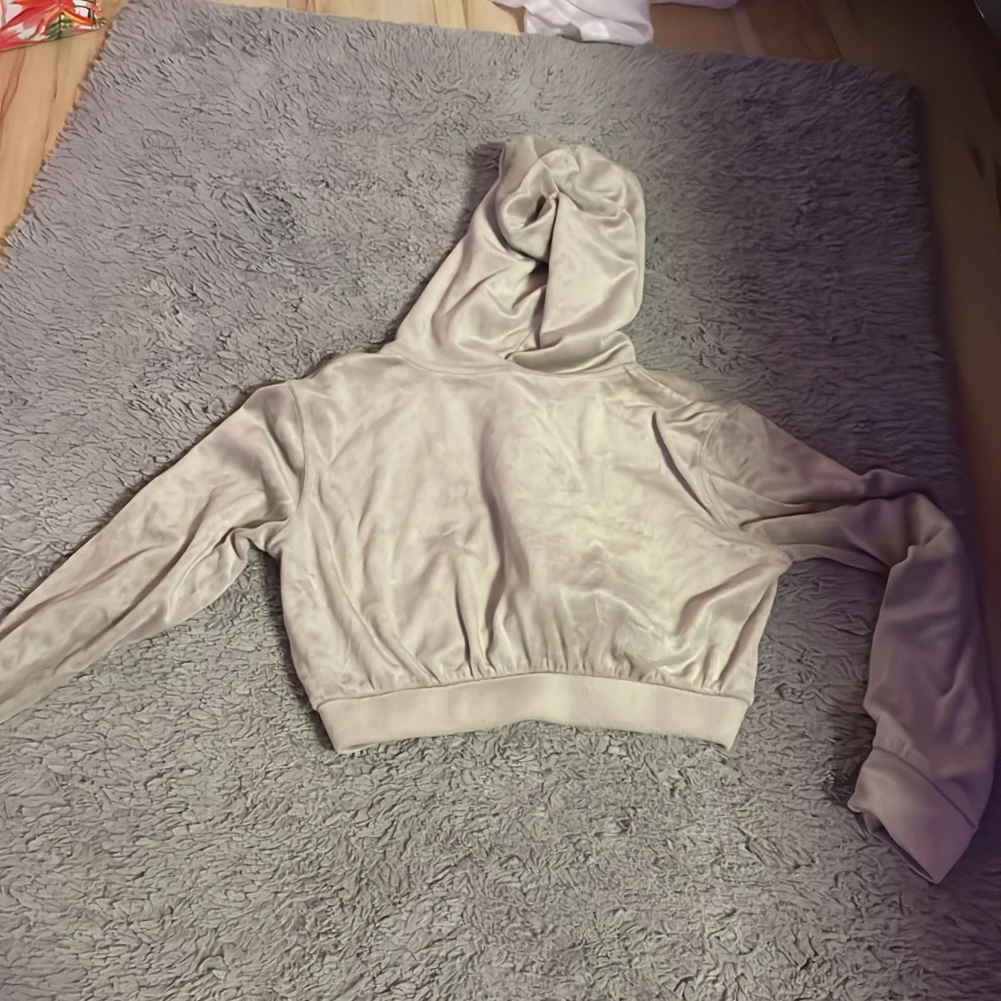 En gosig kofta jätte fin men den är för tight för mig och är använd tre gånger och den är ny tvättad - 90