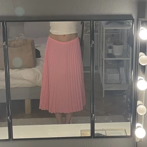 Kjol - Rosa gullig volangkjol från Gina tricot i strl 36. Använd en gång och är i bra skick🩷Jag är 177 cm lång!!