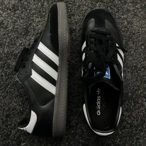 Adidas Samba OG  - Köpte dessa under sommaren och har använts ett par gånger men ser helt nya ut. Tyvärr är de lite små på mig och väljer därför att sälja dem. Nypris: 1299 kan tänka mig att sälja dem för 890 | skriv för fler bilder!
