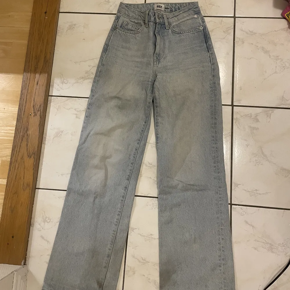 fina högmidjade wide leg jeans som man får SJUKT snygga kurvor av. tyvärr för små så har ingen bild på. lite slitna där nere men inget jag själv tänker på. skriv för mer frågor/bilder 💓💓. Jeans & Byxor.