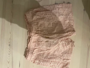 Rosa shorts -  jättefina rosa shorts. Bara används få gånger. Och de är low waisted. 15kr frakt