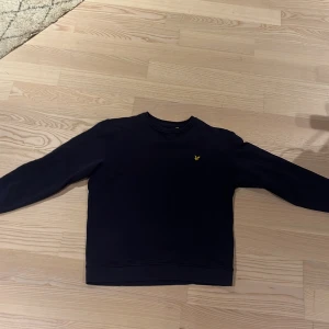Lyle and scott sweatshirt - En lyle and scott sweatshirt knappt använd 10/10 skick. Navy Blue färg
