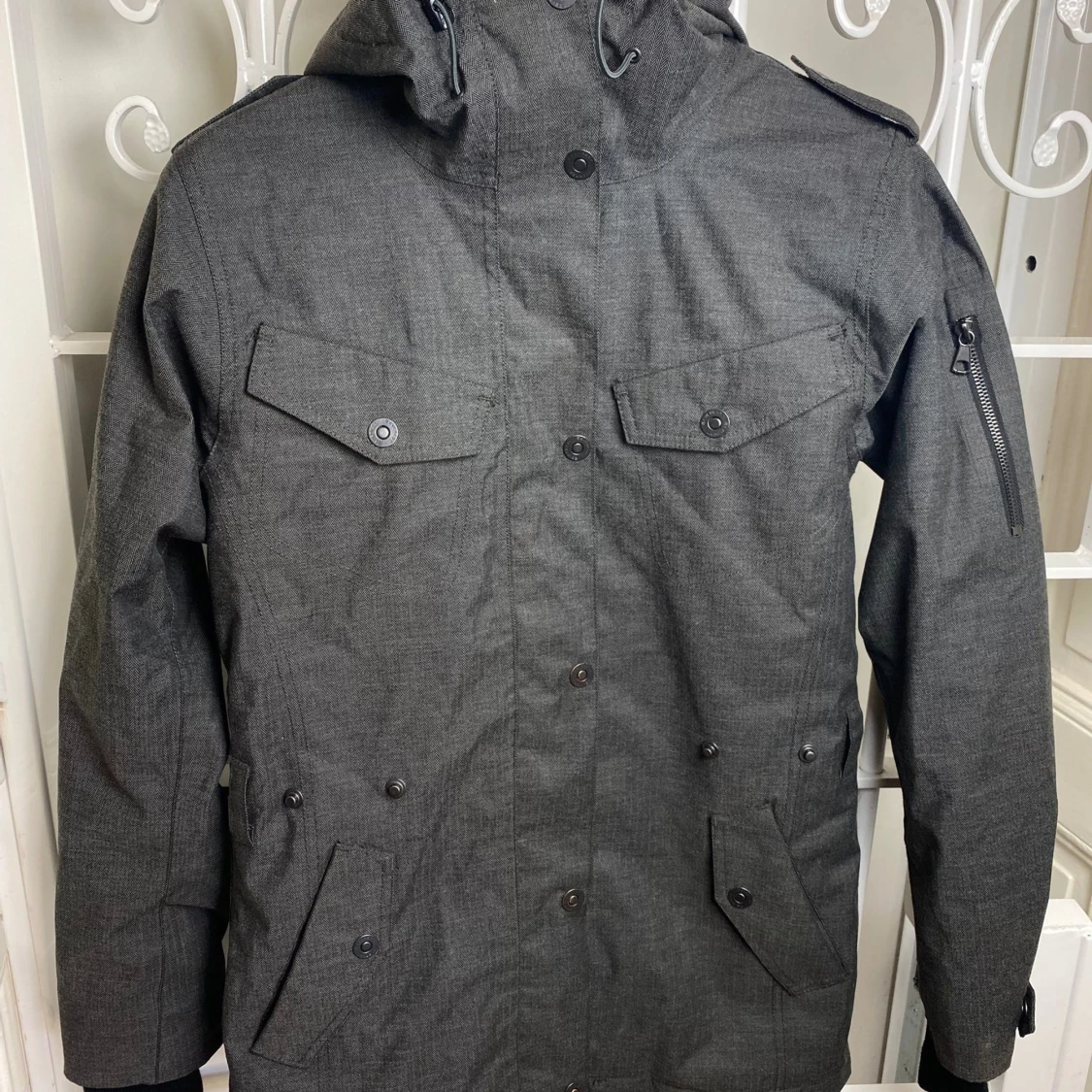 Gråsvart jacka med pälsluva