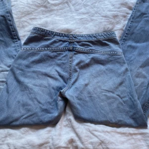 Ljusblå bootcut Levis jeans - Säljer dessa supersnygga lågmidjade bootcut levis jeansen utan fickor. De är i bra skick och har inga defekter. Storlek 28/30 men jag har sprättat upp sömmen så de är lite längre. Skriv privat för eventuella frågor 💗💗