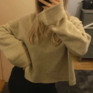 Stickad tröja  - Stickad tröja från Nelly i storlek s i färgen beige 