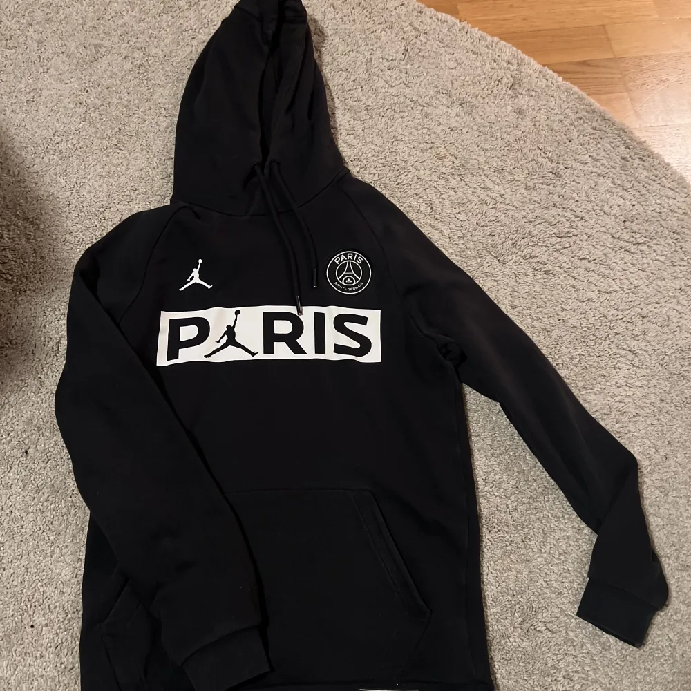 Fick denna Paris hoodie i födelsedags present men fick en för litet storlek, ville inte lämna tillbaka den för ja gillade den men nu säljer jag den. Den är i perfekt skick!. Hoodies.