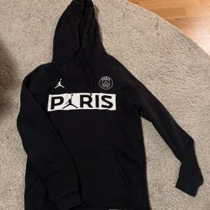 Fick denna Paris hoodie i födelsedags present men fick en för litet storlek, ville inte lämna tillbaka den för ja gillade den men nu säljer jag den. Den är i perfekt skick!