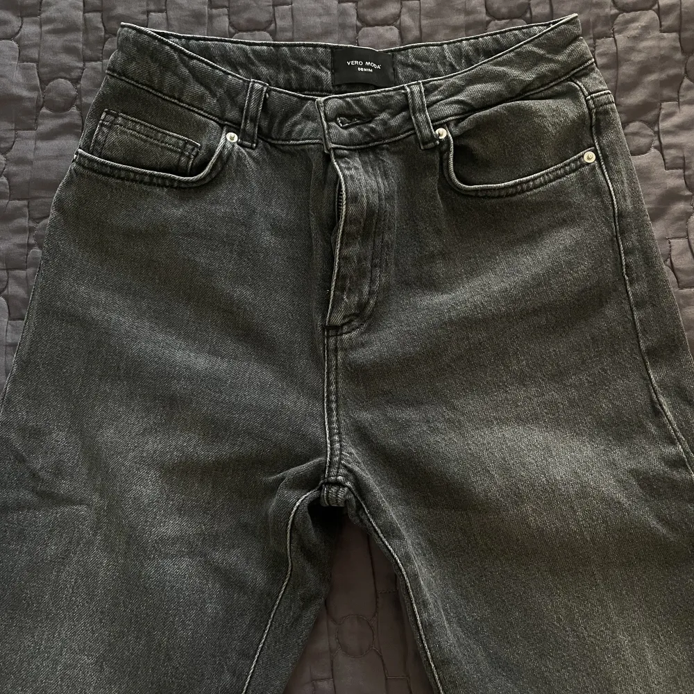 Vero Moda jeans i mörkgrå, storlek 27/30, kommer inte till användning . Jeans & Byxor.