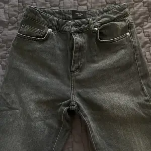 Vero Moda jeans i mörkgrå, storlek 27/30, kommer inte till användning 