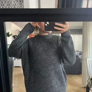 Superfin grå stickad tröja! - Säljer min fina och sköna stickade tröja från lager 157!✨