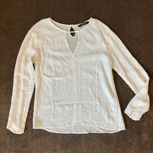 Blus från mango  - Säljer min vita blus från mango. Den är väl använd men fortfarande i bra skick. Säljer då den är för liten för mig.