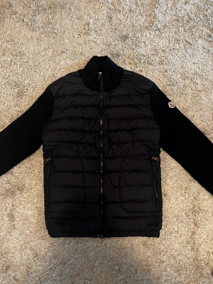 Moncler cardigan - Säljer en helt oanvänd moncler Cardigan. Säljer pågrund av att den inte passar. Allt OG, kvitto, dustbag medföljer.