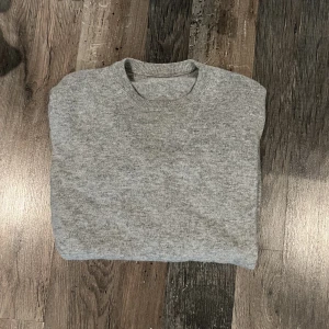 Kashmir tröja - Säljer nu denna gråa kashmir tröja i fint skick. Storleken är S.