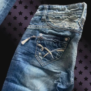 Lågmidjade flared jeans - Y2k jeans i nyskick!!