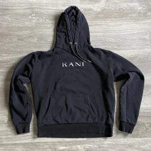 Karl Kani hoodie - Karl Kani hoodie. Defekt på sista bild, litet hål. Syns knapp. Mått: Längd 58.5cm. Armhåla till armhåla ca 60cm. Ca en Medium i storlek