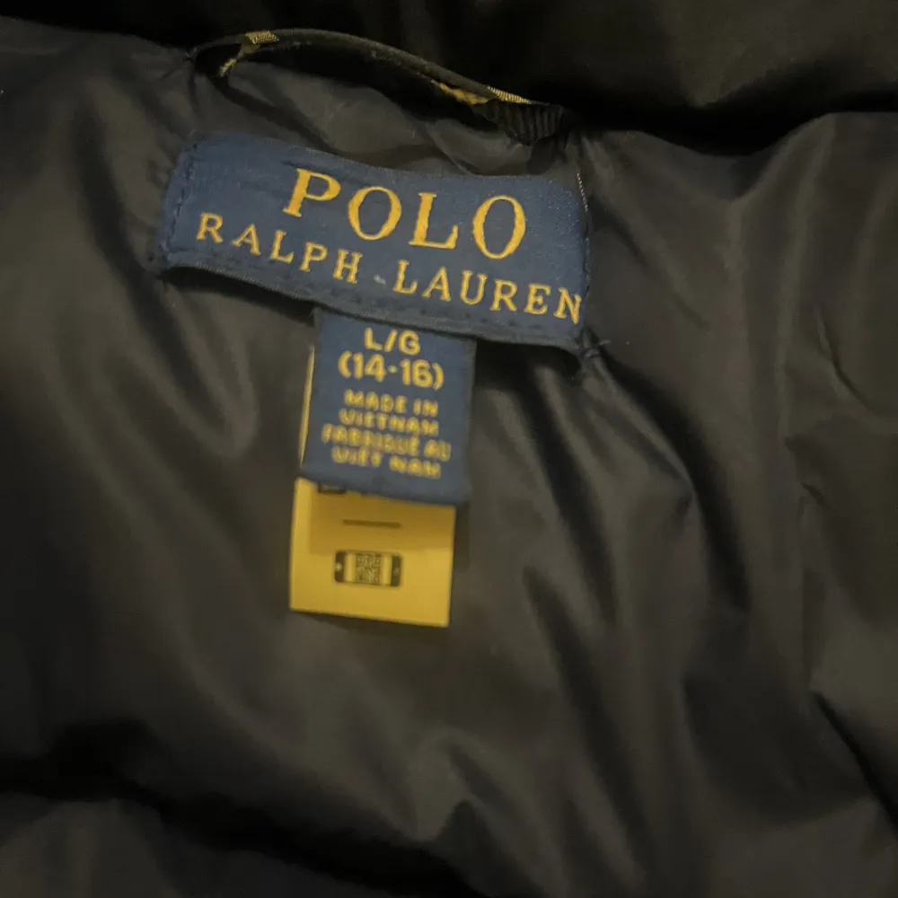 Hej! Säljer en polo Ralph lauren jacka i storlek 14-16. Den är i väldigt bra skick har använt ungefär 8 gånger.. Jackor.