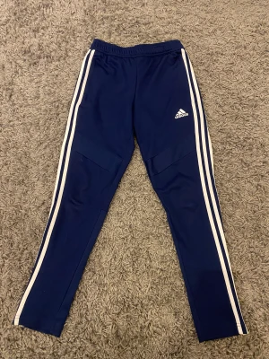 Byxor adidas - Adidas byxor i strl 152