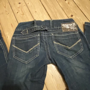 Marin blå jeans - SVIN COOLA JEANS som tyvärr inte kommer till användning, inga större defekter som jag hittar💪vid frågor eller funderingar, tveka inte att höra av dig! Står ingen storlek men de passar mig parfekt som e 162cm