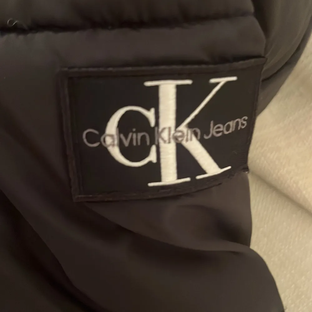 Säljer nu min Calvin Klein jacka pågrund av att den är för liten. Använd en vinter och är som i ny skick. Har ingen pris men köpt för 1899. Pris diskuteras . Jackor.