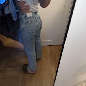 Säljer midwaist jeans från weekday, aldrig använt! 