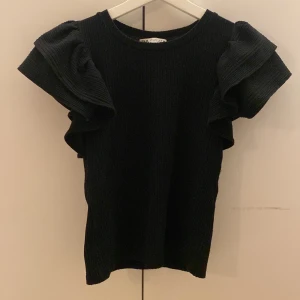 Volangtopp - Svart volangtopp ifrån zara, bra skick använd fåtal gånger. I storlek S men skulle säga att den är mer som en xs. 