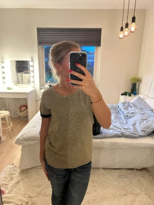 Glittertröja - Superfin guld glittrig tröja, bra skick, fin till borde vardag och fest 🤍
