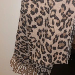 Mjuk & skön halsduk Leopard - Perfeckt skick ✨ Stor halsduk, nysig till hösten 🍁 