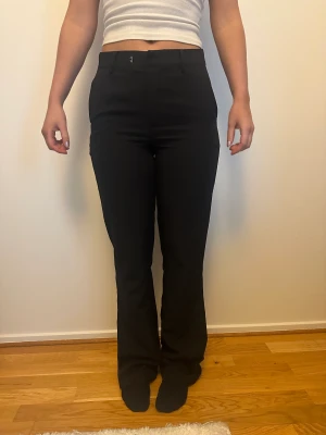 Kostymbyxor  - Svarta kostymbyxor från bikbok då jag längre inte använder dess. Nästan aldrig använt dessa, har sytt på en extra hake då nästan alla byxor är förstora i midjan men går att ta bort enkelt om de skulle behövas 