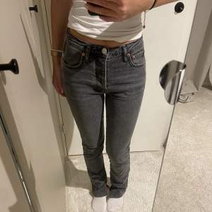 Trendiga Slim full lenght jeans från zara! Säljer pga de sitter lite tajt på mig. Har klippt en liten slit på insidan då jag tyckte de fall snyggare över skorna då💕