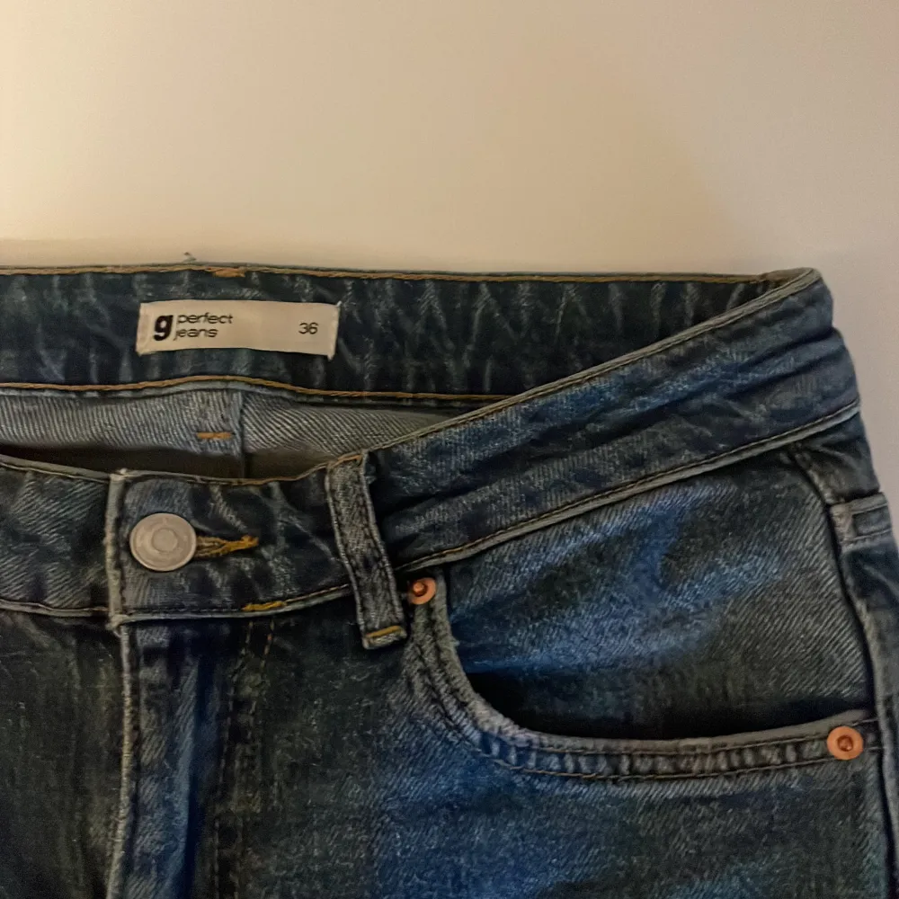 Sparsamt använda jeans från Gina i storlek 36, superfin blå färg❤️‍🔥❤️‍🔥 lite slitna längst ner med ingen som syns när de är på. Jeans & Byxor.