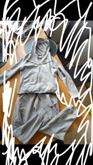 nike tech fleece  - nike tech fleece grå bra skick knappt andvänd pris kan diskuteras vid snabb affär 