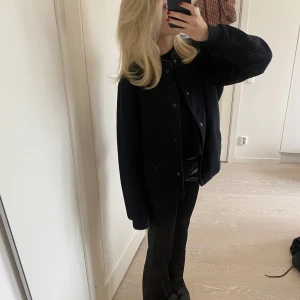 Bomberjacka i ull  - Såå snygg bomberjacka i ”ull”💕 väldigt mörkblå nästan svart