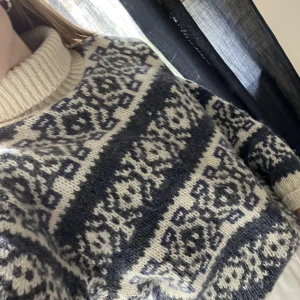 Mönstrad ulltröja - Otroligt fin ulltröja i 100 % ren ull som jag säljer då den inte kommer till användning längre. Jag skulle säga att den typ är i storlek s men passar även xs och m
