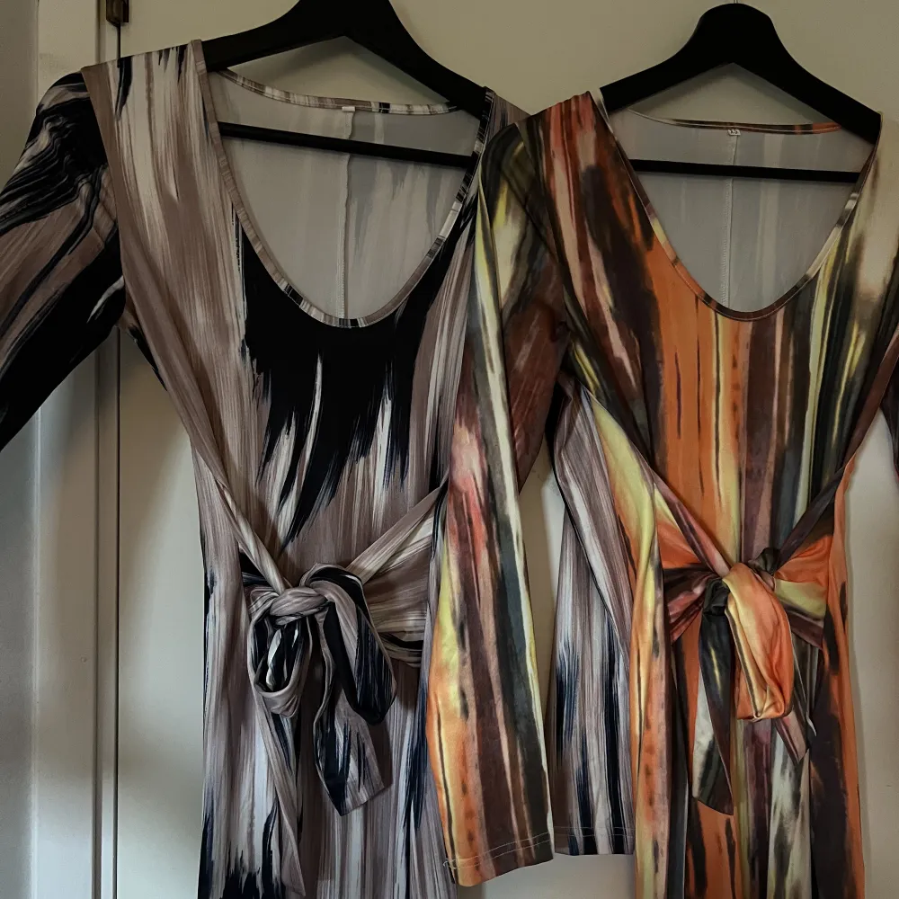 Två super fina klänningar! Ny skick 😍🧡  Säljer båda för 110kr!  Man får så fin form i dom med hjälp av smörerna 😍  Storlek: xs . Klänningar.