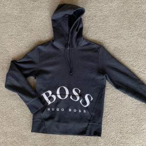 Mrökblå Hugo Boss hoodie i storlek S. Fint skick men stygnen på loggan har släppt lite.