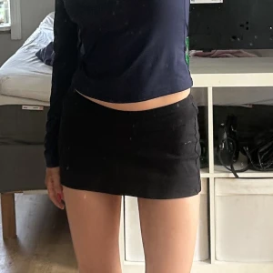 Minikjol  - Svart minikjol som jag sytt själv! Den sitter lågmidjat. Använd men i bra skick. Passar ihop med alla outfits. Säljes då jag behöver bli av med kläder och har flera minikjolar. 🥰 100kr 